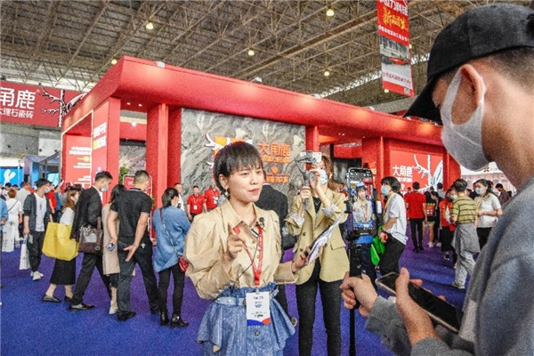 cq9电子游戏在线官网：超耐磨技术引领全球大角鹿打造世界级中国瓷砖品牌(图4)