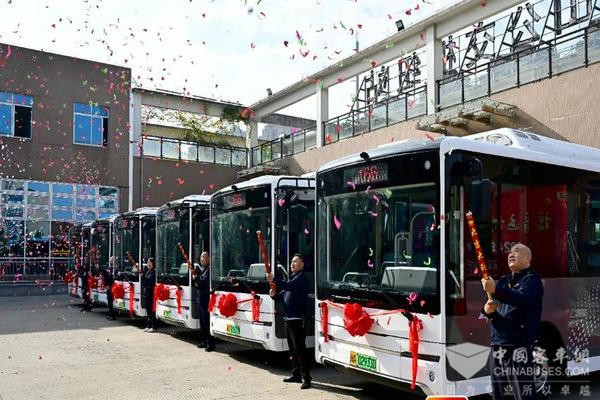 cq9电子平台网站：公交车型“大转小”、福州启用7米级低地板纯电动公交车(图1)