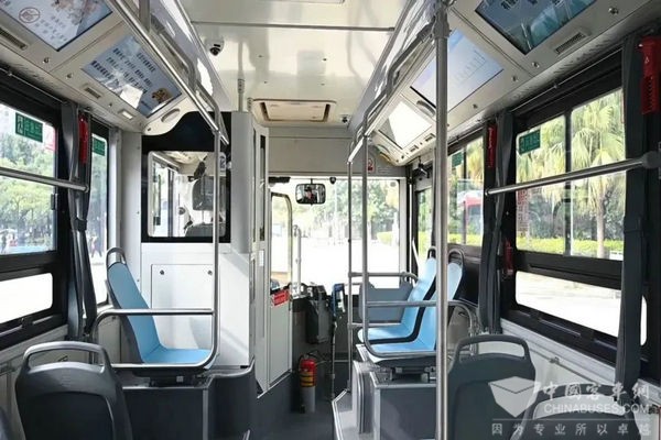 cq9电子平台网站：公交车型“大转小”、福州启用7米级低地板纯电动公交车(图2)