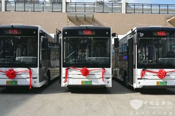 cq9电子平台网站：公交车型“大转小”、福州启用7米级低地板纯电动公交车(图6)