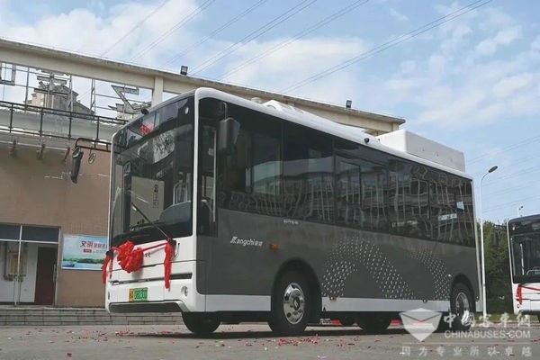 cq9电子平台网站：公交车型“大转小”、福州启用7米级低地板纯电动公交车(图7)